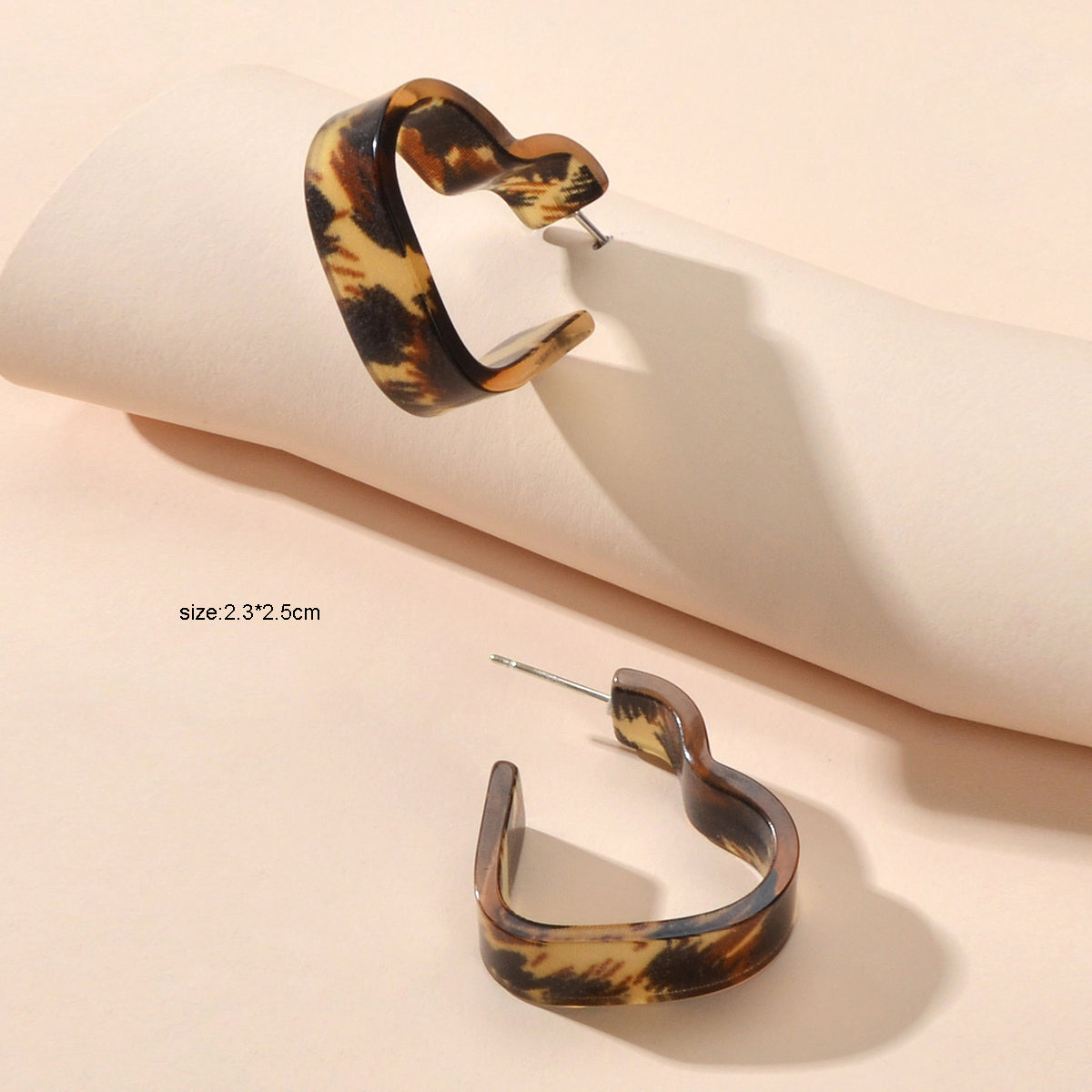 Designer Jewelry Trendy Brown Leopard Resin Acrylic Heart Stud Pierced Earrings-3
