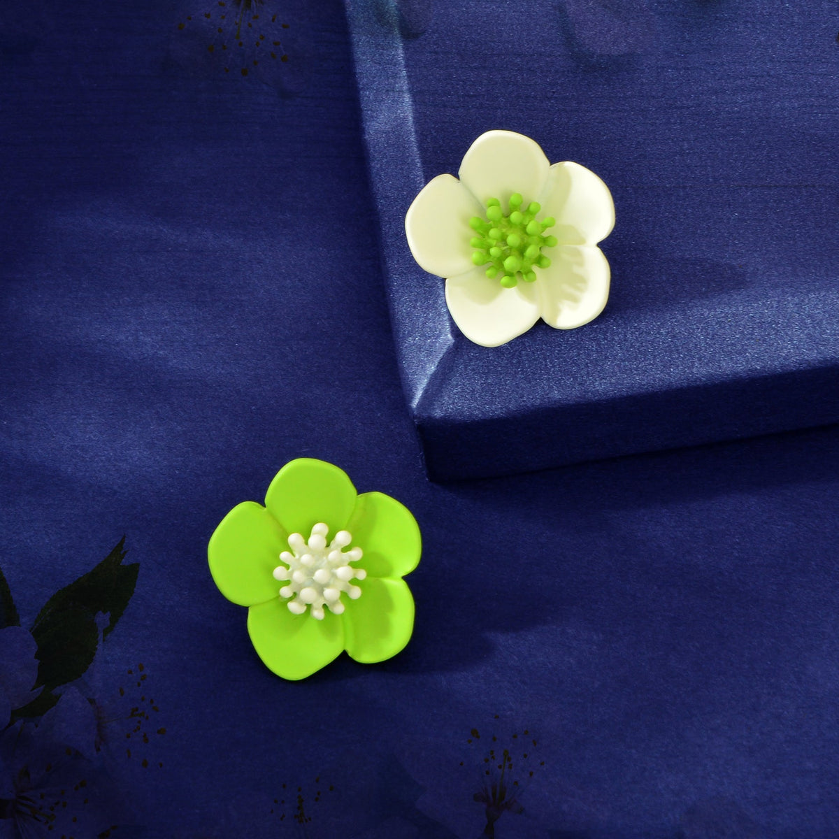 Asymmetrical Design White Pink Flower Shaped Daisy Stud Hypoallergenic Earrings-4