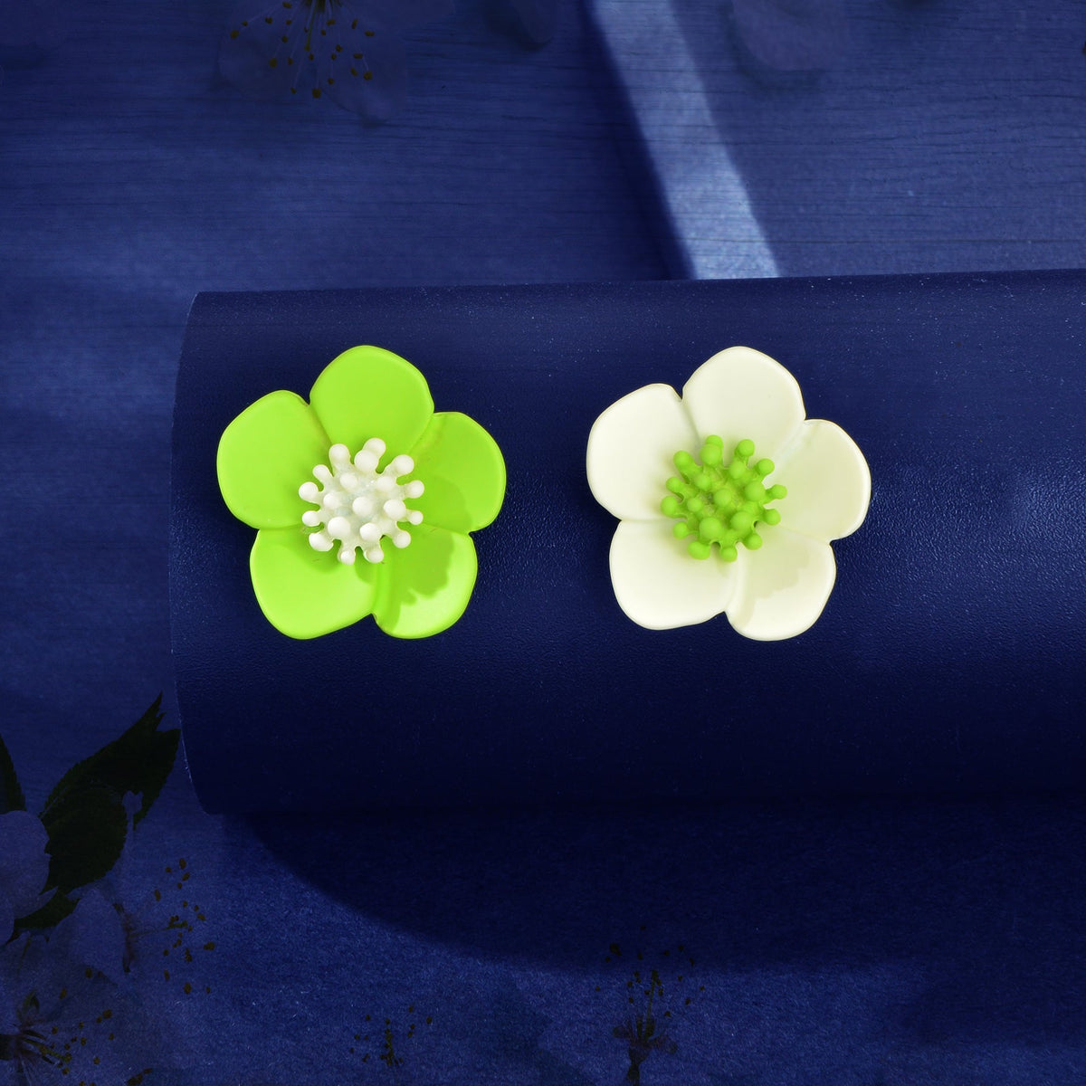 Asymmetrical Design White Pink Flower Shaped Daisy Stud Hypoallergenic Earrings-5