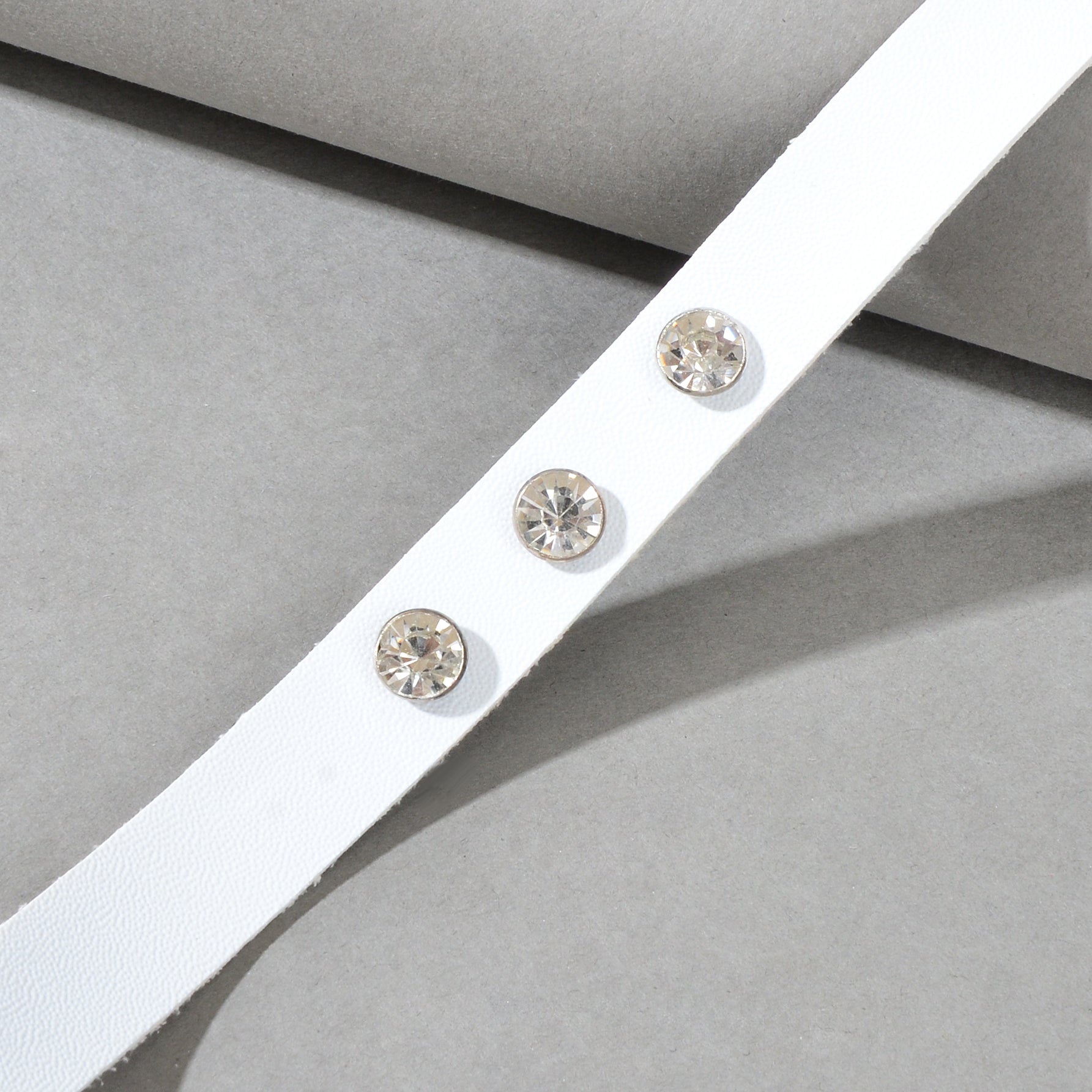 Punk Grunge Collar 90s Rhinestone White Pu Leather Short Choker Necklace-4