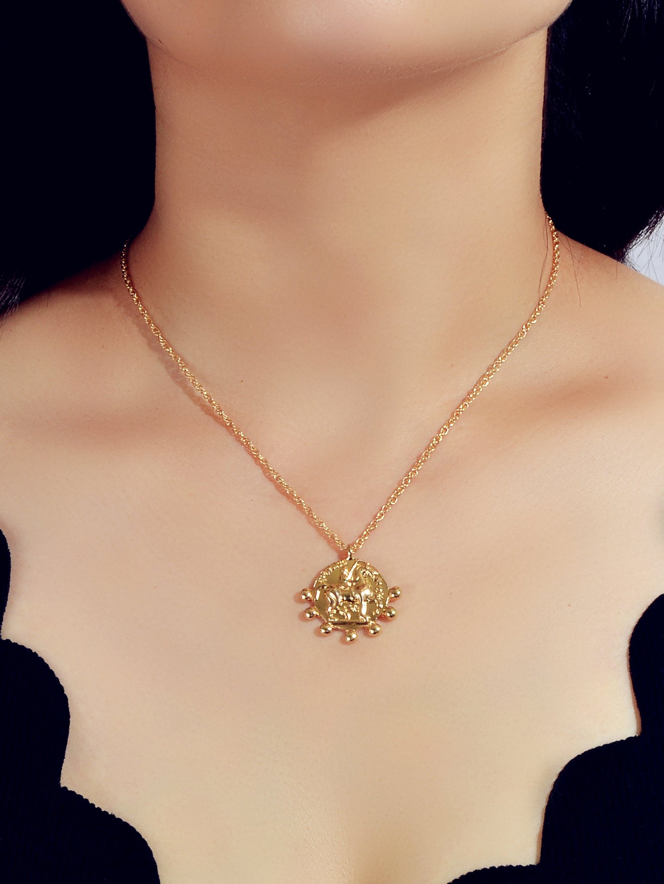 Gold Chain Carved Riding Horse Round Pendant Trendy Necklace Fashion Jewellery-1