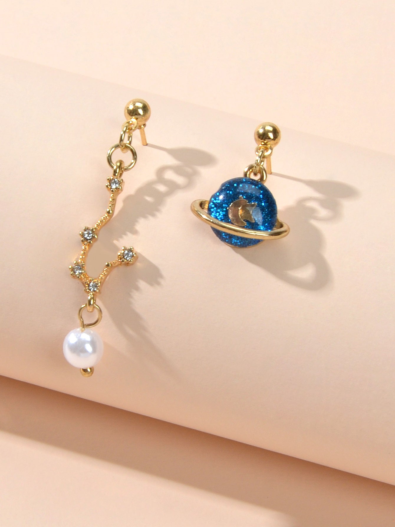 Good Quality Asymmetric Gold Metal Star Moon Pearl Charm Planet Dangle Earrings-1