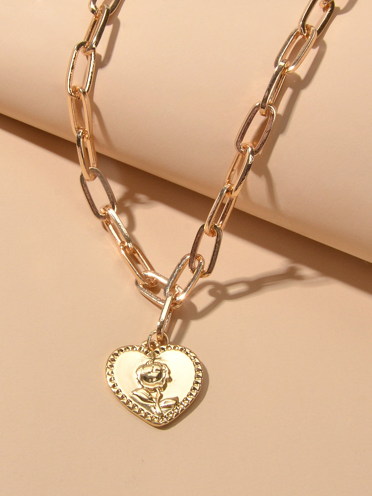 Unique Design Thick Gold Chain Flower Pattern Heart Statement Necklace for Women-1