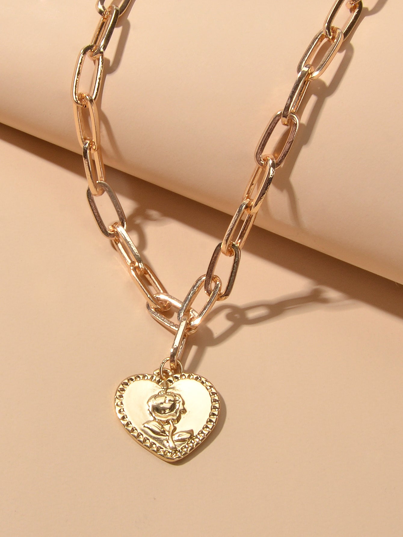 Unique Design Thick Gold Chain Flower Pattern Heart Statement Necklace for Women-1