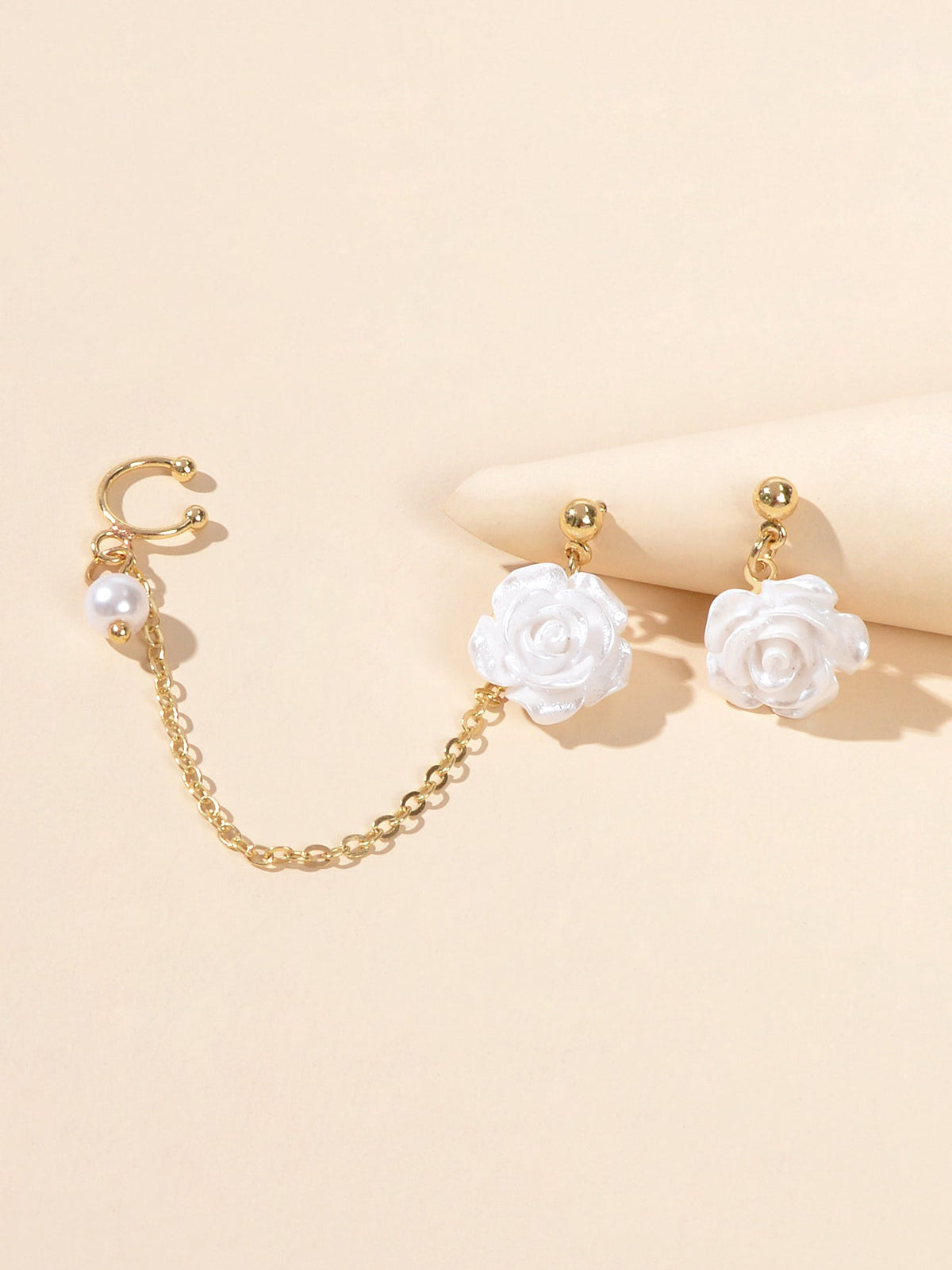 Asymmetric Gold Chain White Flower Stud Earrings Ear Cuff Cartilage Jewellery-2