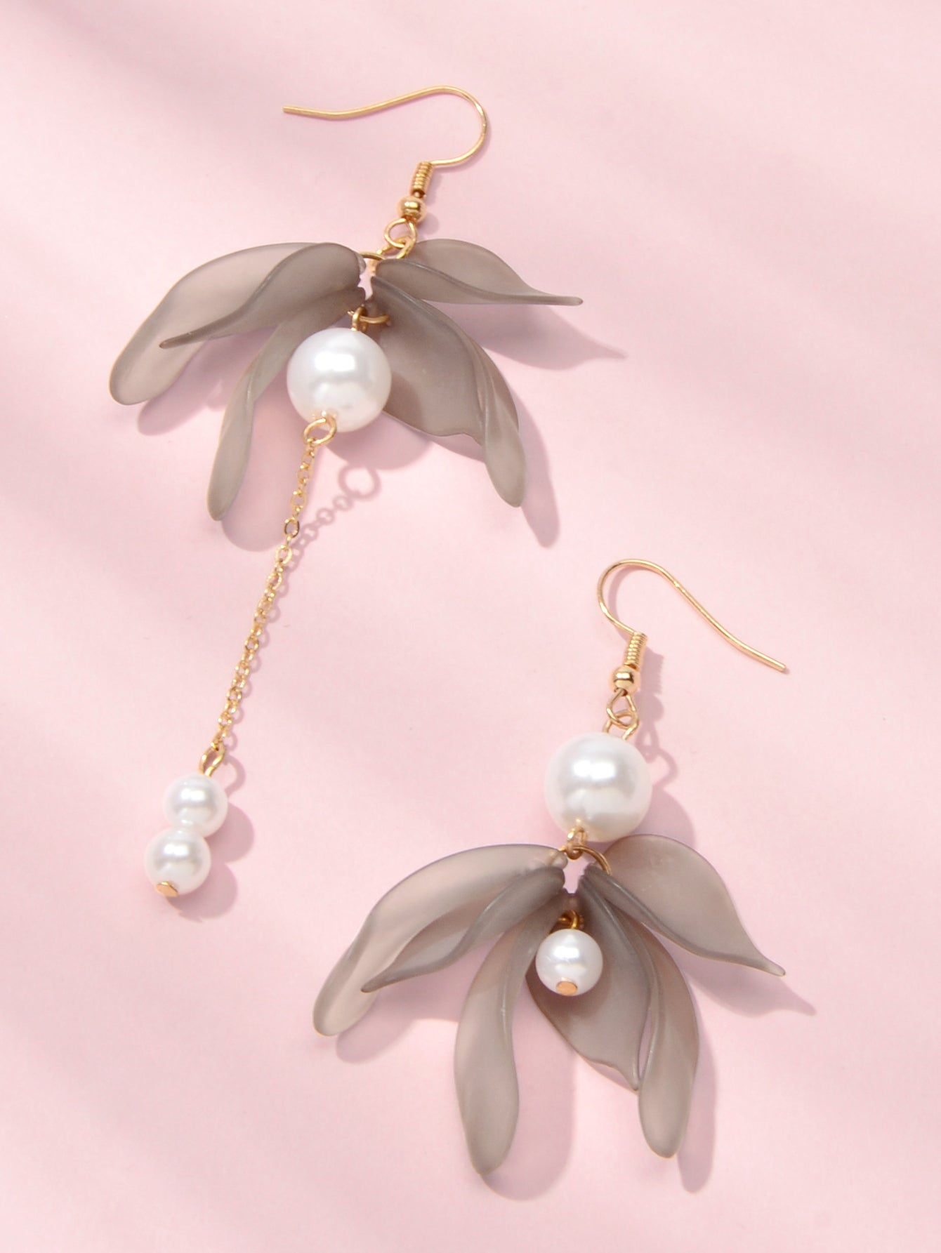 Charming Asymmetric Jewelry Gold Chain Pearl Grey Acrylic Petal Dangle Earrings-2