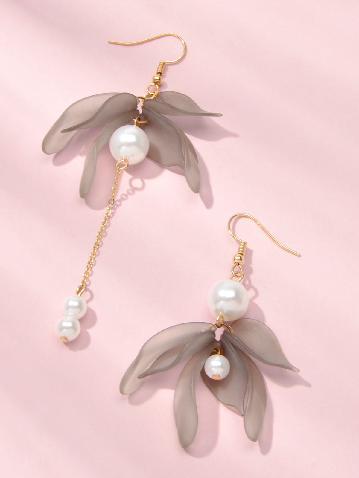 Charming Asymmetric Jewelry Gold Chain Pearl Grey Acrylic Petal Dangle Earrings-2