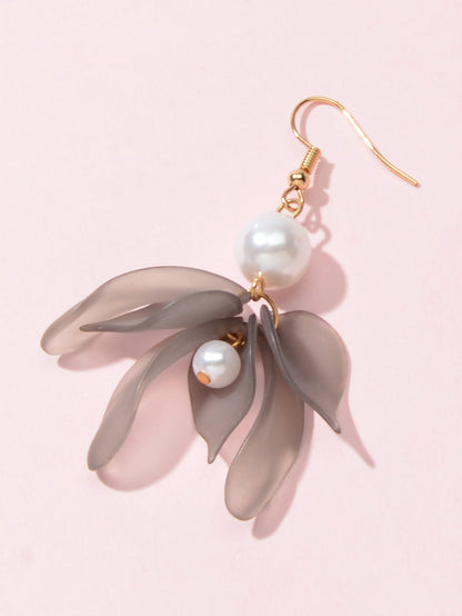Charming Asymmetric Jewelry Gold Chain Pearl Grey Acrylic Petal Dangle Earrings-3