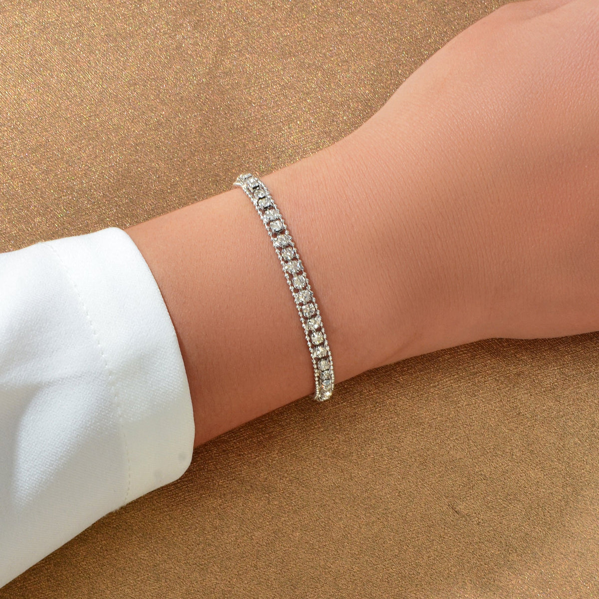 Gorgeous Anniversary Jewelry Rhinestone Decor Silvery Chain Bracelet for Women-0