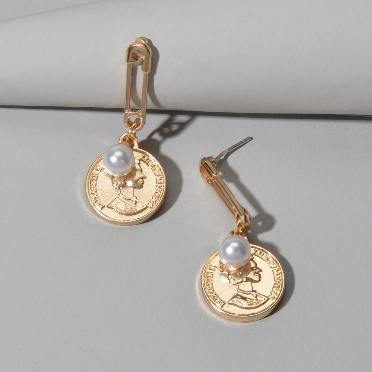 Classics Designer Jewellery Pearl Pin Shape Portrait Cion Charm Dangle Earrings-1