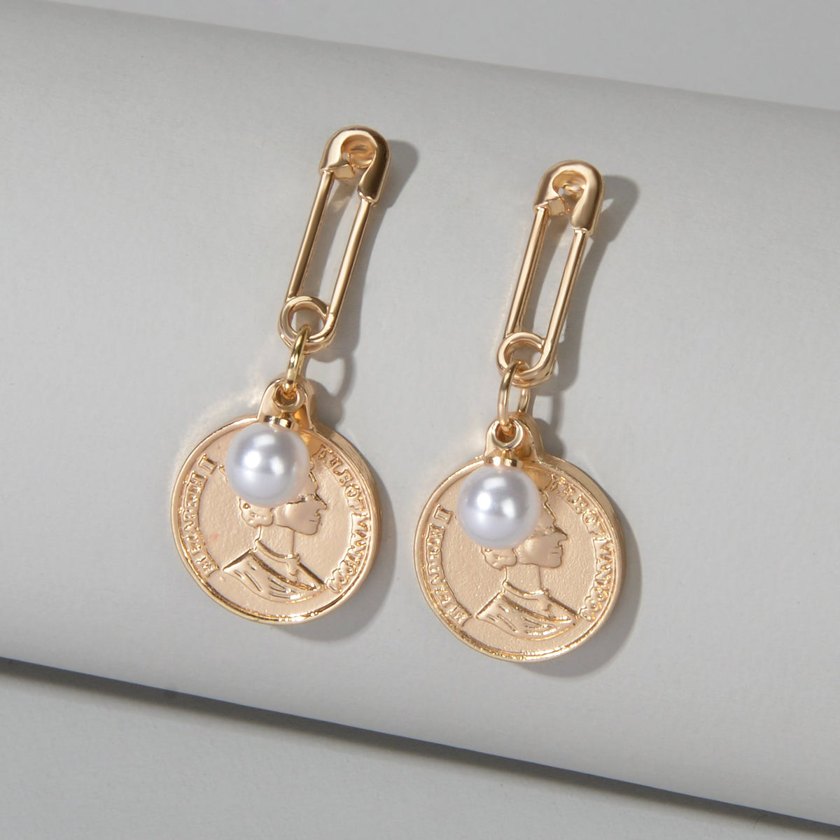 Classics Designer Jewellery Pearl Pin Shape Portrait Cion Charm Dangle Earrings-2