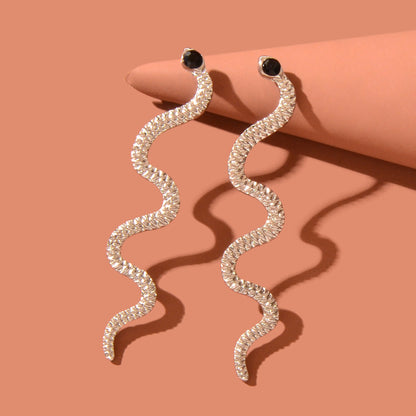 Simple Jewelry Black Resin Decor Silvery Carved Metal Snake Shaped Stud Earrings-4